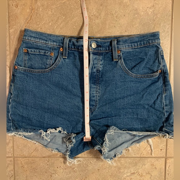 Levi’s Women’s 501 Original Shorts in Jive Stone Medium Blue Wash Denim Size 33 - Picture 6 of 11